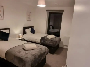 Balcony View Apartment- Sleeps 5 & Private Parking