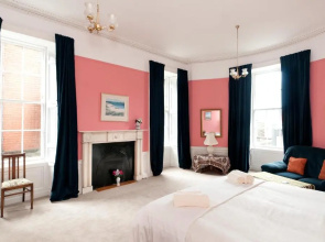 363 Spacious 3 bedroom 18th century property in the city centre