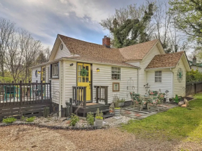 Stylish Woodfin Home w/ Backyard & Fire Pit