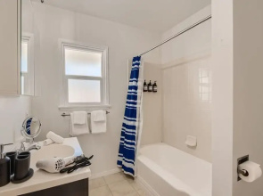 Walk to Beach - King Apt In 1 Area - AC