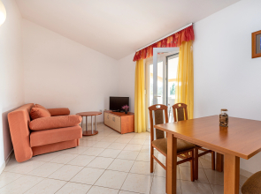 Pool Apartment Suzi 9