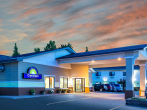 Days Inn by Wyndham Marquette