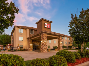 Best Western Plus Crown Colony Inn & Suites