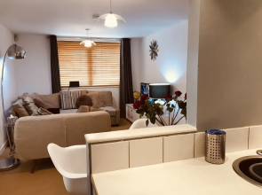 2 Bedroom Luxe Dockland Apartment with Parking