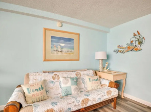 Updated Daytona Beach Oceanfront Studio W/ Views!