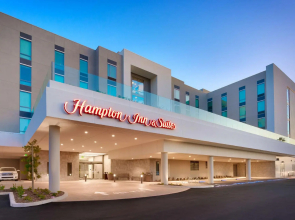 Hampton Inn  & Suites Anaheim Resort Convention Center
