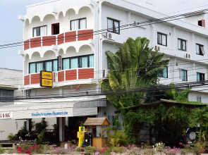 EZ House & Cafe