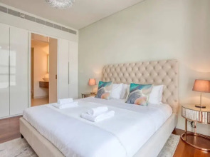 Captivating Apt in City Walk Pool View!