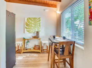 Bay Front Duplex 1br, Fishing Dock - Walk to Beach!