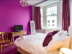 Renfield Apartment, Bright and Spacious Home