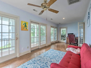 Hot Tub + Private Beach: Waterfront Urbanna Escape