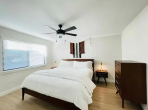 Walkable OTS Mid Century Condo-Pool