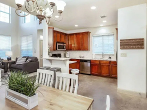 Upstay - 2-home Complex in Govalle for 18ppl