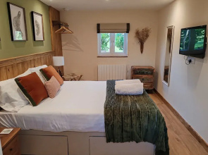 Hayne Barn Estate - Private Estate : 6 Eco Lodges - 1 Studio