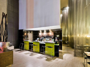 Отель Barcelona Condal Mar Affiliated by Meliá