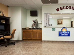 Days Inn & Suites by Wyndham Columbus NE