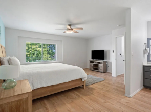Redmond Rest 4 Bedroom Home by RedAwning