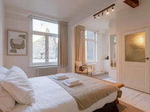 Inviting and Bright Guest Room in City Center