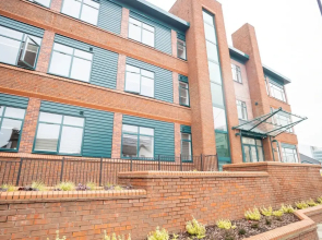 Deluxe & Chic 1 & 2 Bed Apts near Heathrow, Legoland, & Windsor Slough