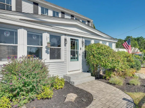 Hot Tub & Fireplace: Coastal Getaway in Maine