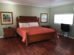Snug Harbor Inn