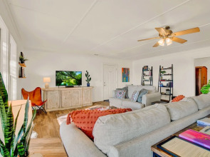 Gorgeous Haus-cabin Combo-bbq and XL Patio-min to Main St!