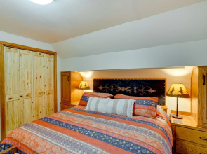 Waterfront Home w/ Hot Tub & Fire Pit in Sunriver!