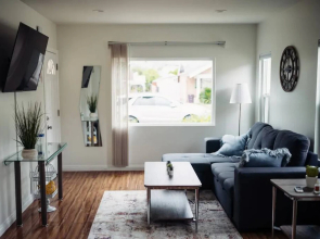 CHARMING 2-BEDROOM BUNGALOW HOME IN GLENDALE  (p4)