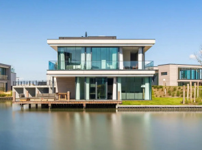 Villa With Washing Machine, 4 Bathrooms, Near Veerse Meer