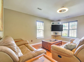 2 Mi to Dtwn Greensboro: Pet-friendly Retreat!