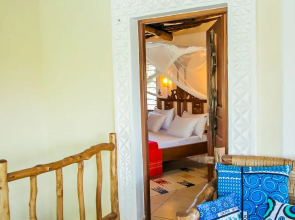 3 Bed Cottage Sleeps 6- Pool, Chef Option, Parking