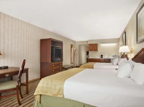 Ramada Saginaw Hotel & Suites