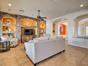 11 Mi to Phoenix Raceway: Luxury Sonoran Oasis!
