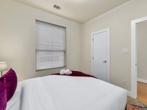 CozySuites Oak Lawn with great rooftop
