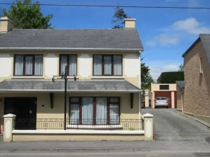 No 4 Fair Hill House - Private -Spacious Comfortable Vacation Home - Excellent location - Free Parking-WiFi - 4BR - sleeps 9