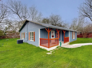 In-town 3BR w/ BBQ Pit, Walk to Medina River
