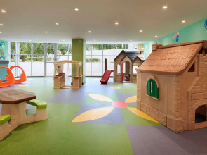 Отель Ramada by Wyndham Downtown Dubai