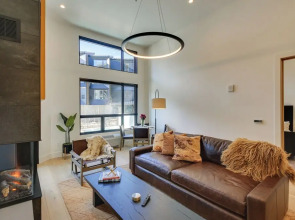Luxe Schweitzer Condo w/ Hot Tub: Ski-in/ski-out!
