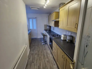Spacious 3-bed Home -private Garden & Free Parking