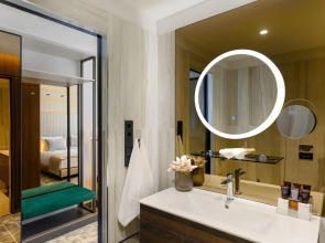 Emerald Downtown Suites