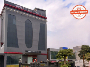 OYO Townhouse 183 Function Inn