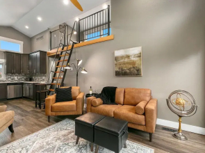 Luxury Living Walk to Poudre Trail and Old Town!