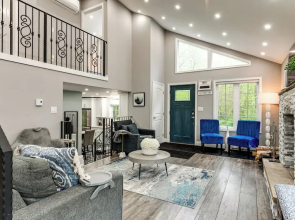 < 2 Mi to Big Bass Lake: Modern Mtn Chalet!