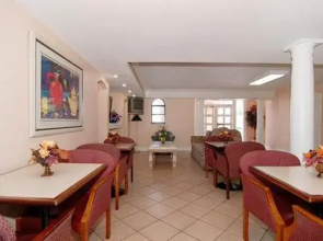 Econo Lodge Inn & Suites