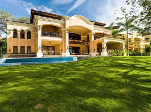 Luxurious Beachfront Mansion with a Stunning Infinity Pool in Playa Flamingo
