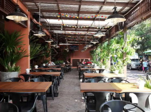 Rambuttri Village Inn & Plaza