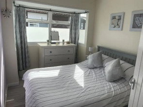 Pebbles 144 South Shore 2 bed chalet 2 dog friendly, sleeps 4