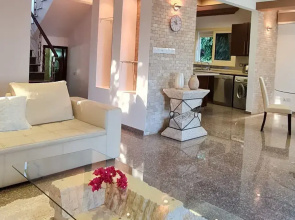 Stunning 5-bed Beach Front Villa, Private Beach
