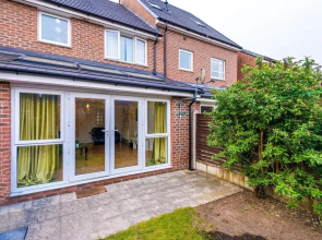 Beautiful 3-bed House in Salford,