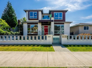 Centrally-located Luxury Home With Views Cinema